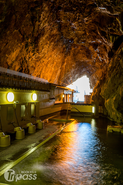 同樣受歡迎的還有另一處洞窟溫泉──玄武洞。（攝影／墨刻編輯部吳榮邦）