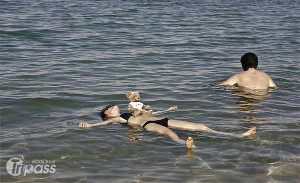 恣意漂浮在死海湖面，沐浴在溫暖的陽光下，是旅遊死海的必體驗項目。（圖片提供／Israeli Ministry of Tourism／Alberto Peral）