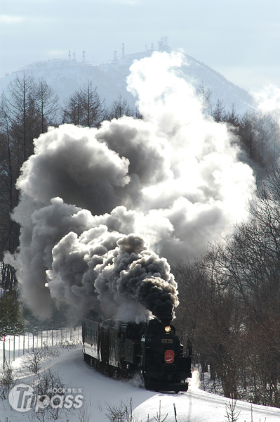 搭乘冬季限定的蒸汽火車，在車廂內的碳火爐上烤魷魚，體驗道地北國風情。（圖片提供／復興航空）