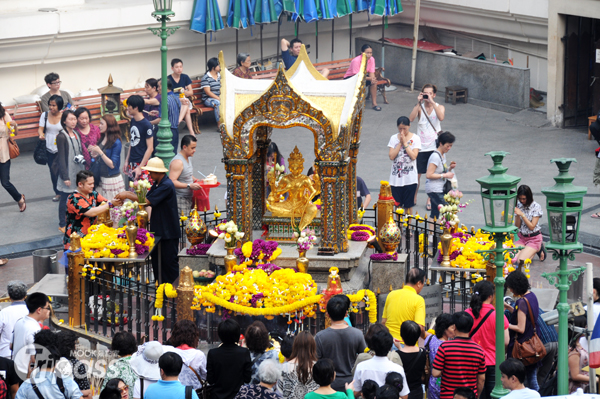 泰國各地新年倒數活動不間斷，人們也會拜佛祈求新年有好的開始。（攝影／MOOK景點家旅遊生活網李欣怡）
