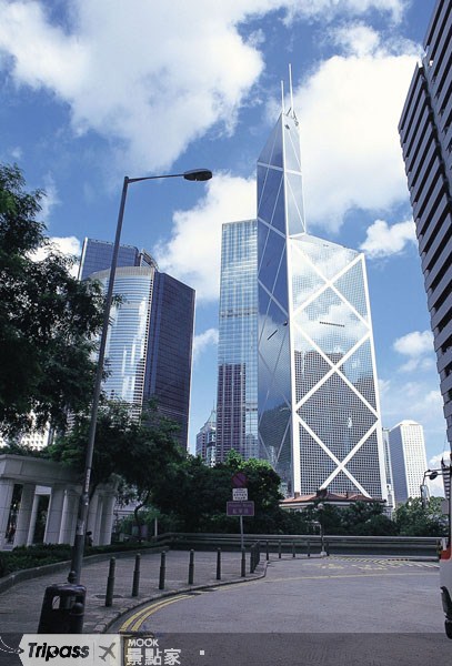 中銀大廈出自名建築師貝律銘之手，其象徵竹節高陞般的獨特造型，使得大廈於1989年峻工時，立刻成為香港的新地標，並於1999年獲評為香港十大最佳建築之一。（圖片提供／墨刻編輯部）
