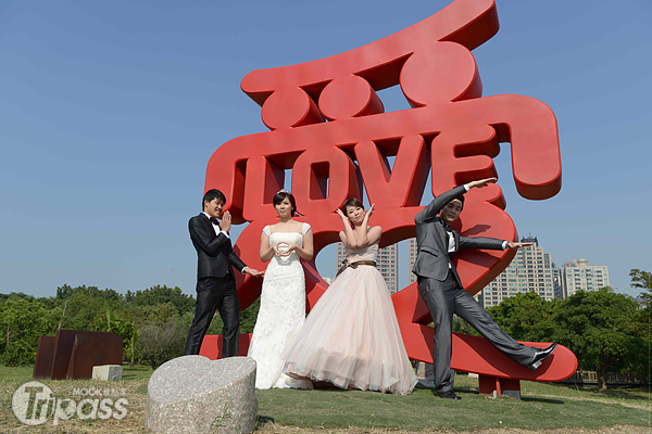 梅丁衍的《我們有愛》設置於是新人拍婚紗照熱門的北側草坡，將成為新地標。（圖片提供／高雄市立美術館）