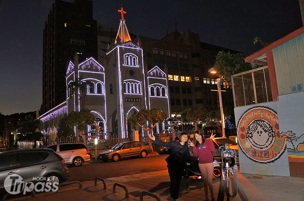 外型獨特的教堂搭配華麗的聖誕燈飾，吸引許多遊客前往拍照留念。（圖片提供／高雄市政府觀光局）