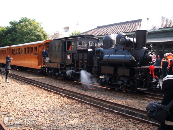 慶祝百歲，阿里山懷舊小火車將出動載客。（圖片提供／林務局嘉義林管處）
