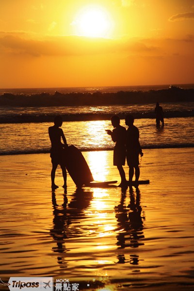 庫塔海灘浪漫的夕陽美景。（圖片提供／墨刻編輯部）