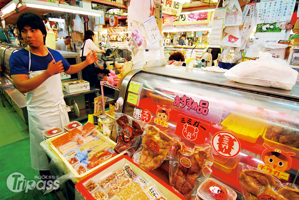 第一牧志公設市場販售沖繩的在地美食。（圖片提供／墨刻編輯部）
