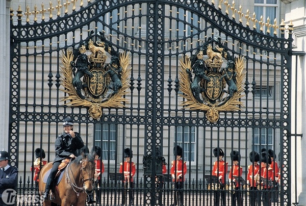 白金漢宮衛兵交接儀式最能感受英國皇室尊榮氛圍。（圖片提供／墨刻編輯部）