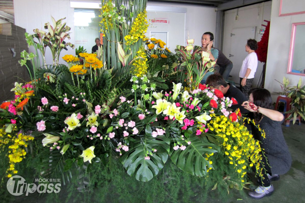 花車遊行的花卉全來自鹽埔花農所栽植。（圖片提供／屏東縣政府農業處）