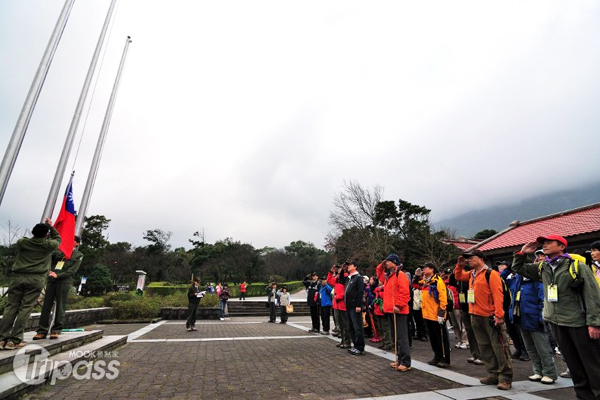 元旦在台北跨年的民眾，可參加陽明山國家公園管理處在元旦當天舉行的升旗典禮及健行。（圖片提供／陽明山國家公園管理處）