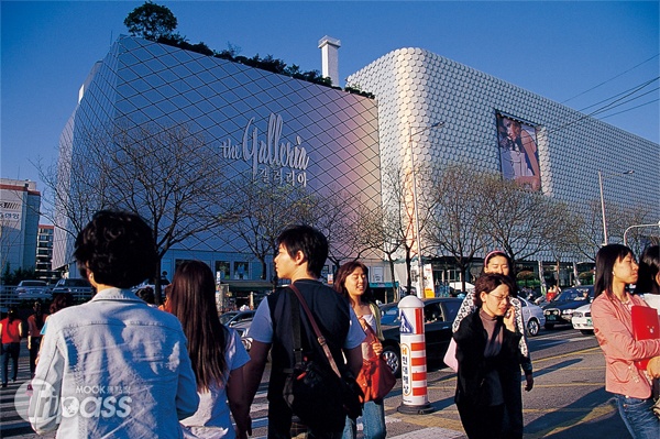 位在首爾的高級住宅區，名媛新貴愛逛的Galleria百貨公司也參與此次韓國購物季活動。（圖片提供／墨刻編輯部）