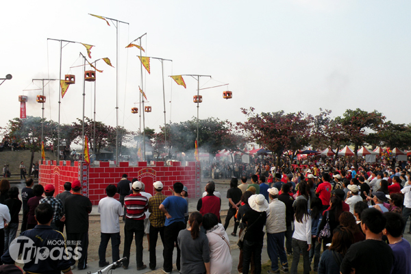「六堆伯公文化藝術祭」攻炮城比賽為客庄12大節慶之一。（圖片提供／屏東縣政府）
