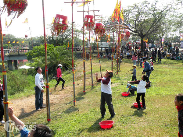 攻炮城競賽有多種選擇，也有專門為親子設計的攻炮城活動。（圖片提供／屏東縣政府）