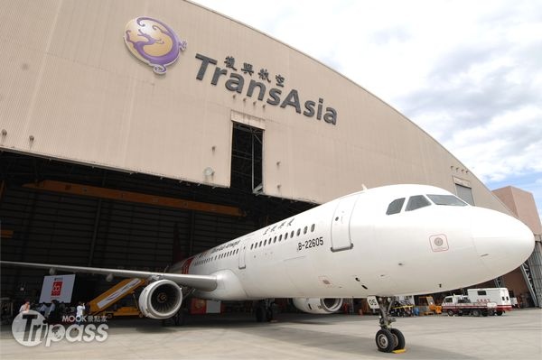 復興航空今年開春首波登機證優惠活動，提供遊客美食折扣或贈禮，於新加坡租用手機還有一日免費優惠。（圖片提供／復興航空）