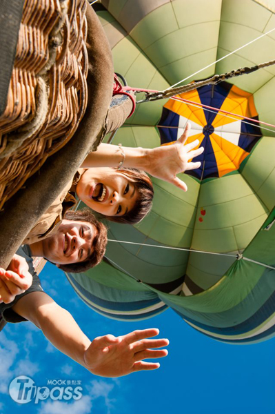 熱氣球嘉年華最受歡迎的繫留體驗開放網路及現場報名。（圖片提供／2013台南冬季熱氣球嘉年華會）