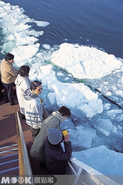 搭乘流冰觀光碎冰船，在鄂霍次克海沿岸欣賞海面流冰。（圖片提供／墨刻編輯部）