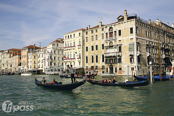 來到水都威尼斯，乘坐貢多拉是不可錯過的旅遊項目。（圖片提供／墨刻編輯部）