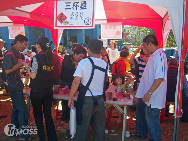 台南眷村美食節邀請眷村媽媽們煮出拿手好菜，在活動現場讓民眾免費試吃。（圖片提供／台南市文化資產關懷志工協會）