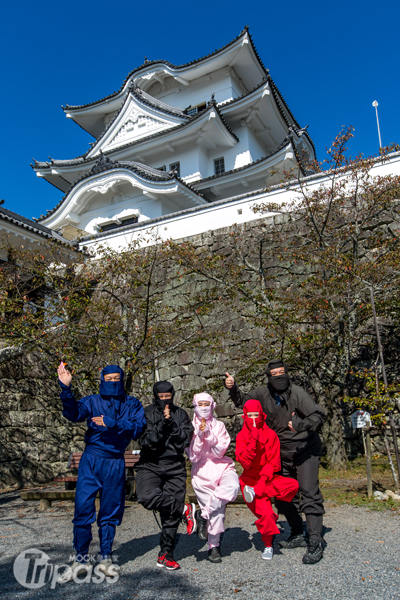 著忍者裝在上野城留影，十分受到遊客喜愛。（攝影／墨刻編輯部吳榮邦）