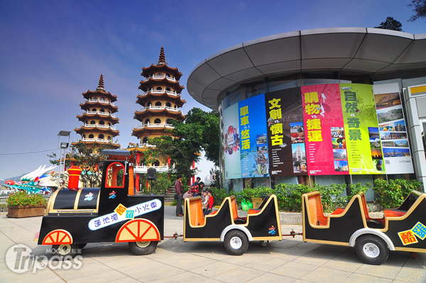 造型復古的小火車，即日起行駛於蓮池潭風景區，提供民眾步行及腳踏車以外的玩樂選擇。（圖片提供／高雄市政府觀光局）