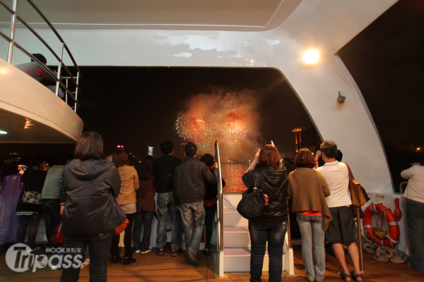 紅毛港文化園區推出的花火船之旅，在2月22～24日期間總計4班次，讓民眾在夜間乘著海風欣賞美麗煙火。（圖片提供／高雄市政府文化局）