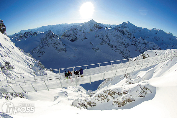 從海拔三千公尺懸空俯瞰瑞士鐵力士山崖，喜愛刺激的遊客千萬別錯過！（圖片提供／TITLIS | BERGBAHNEN, HOTELS &amp; GASTRONOMIE）