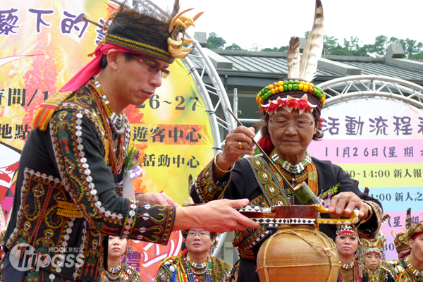 南島族群婚禮以排灣族傳統儀式為主，在眾人見證下完成儀式。（攝影／景點家編輯部）