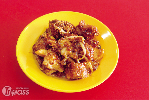 馬來小吃的經典—羅惹，小巧的份量最適合作為餐間的點心。（圖片提供／墨刻編輯部）