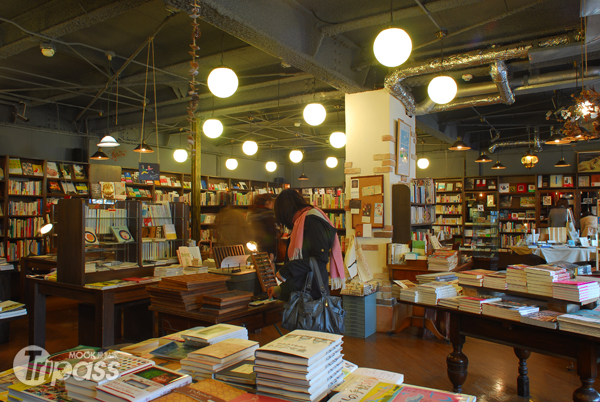 是書店，更是靈魂相遇的空間，惠文社一乘寺店的各個角落，就像是無垠星河下無數個文明聚落。（圖片提供／墨刻編輯部）