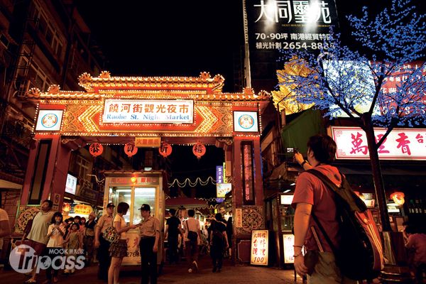 根據台北市政府觀光傳播局公布的調查結果顯示，夜市為去年到台北旅遊的外國遊客中，最受歡迎的遊覽景點。（圖片提供／墨刻編輯部）