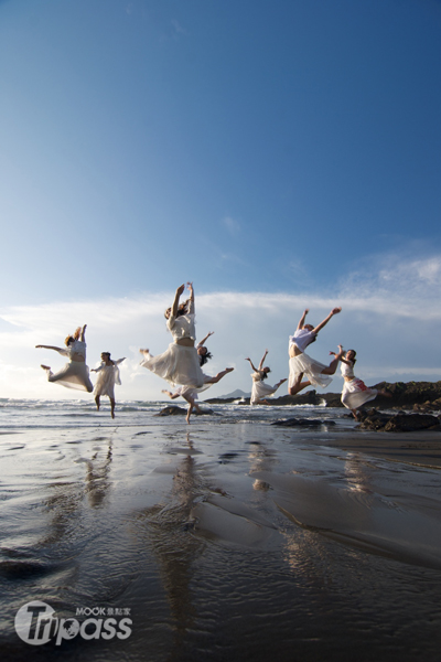 舞者頂著中午時分艷陽及偶發性颱風氣候來干擾在沙灘場景拍攝。（圖片提供／湸悅舞蹈團）