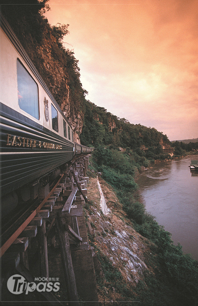 隨著豪華列車的奔騰，穿梭在泰國的迷人風光中。（圖片提供／Orient-Express）