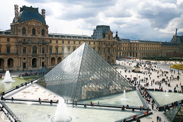 羅浮宮前方舉世聞名的玻璃金字塔，是華裔建築師貝聿銘的代表作，充滿前衛創意。（圖片提供／墨刻編輯部）