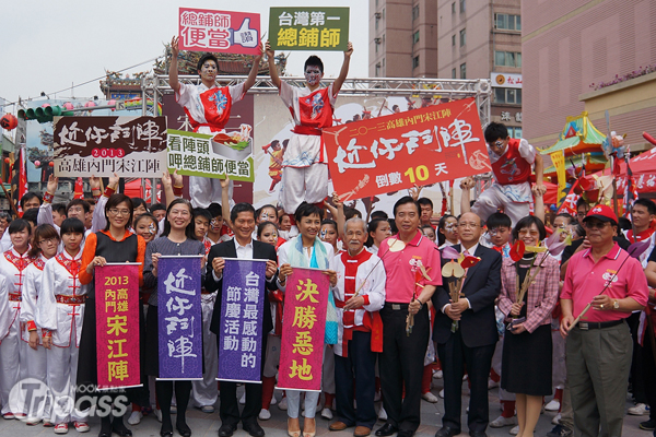 今年的高雄內門宋江陣活動，除了有全國大專院校創藝陣頭大賽，另於活動現場推出總鋪師便當，讓民眾品嚐總鋪師故鄉的辦桌文化。（圖片提供／墨刻編輯部）