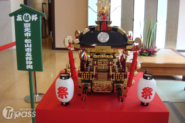 日本松山市所贈送的2頂「頂道後兒童神轎」，其中一定目前正於松山車站展示。（圖片提供／台北市政府觀光傳播局）