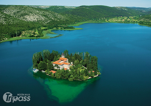 浪漫的湖中之島，宛如碧藍湖水中一顆璀璨寶石。（圖片提供／Krka National Park）