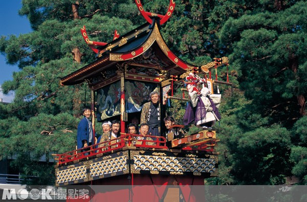 高山祭分為春天山王祭與秋天八幡祭，春天山王祭將於4月14日登場，圖中的秋天八幡祭則將在10月9～10日舉辦。（圖片提供／墨刻編輯部）