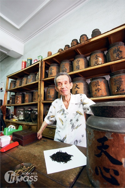 店內100多年前從大陸唐山帶來的老舊茶桶，見證府城茶香歷史與歲月。（圖片提供／墨刻編輯部）