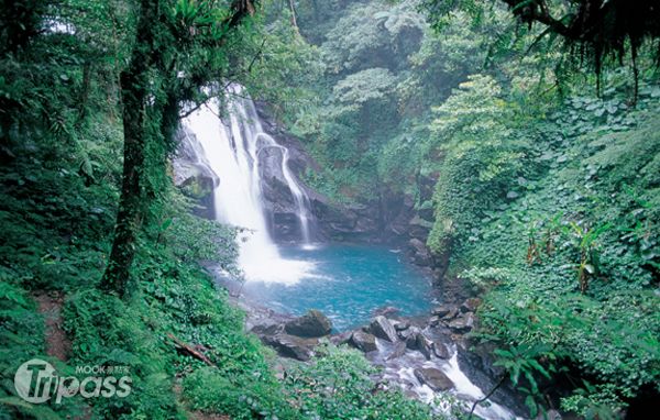 烏來內洞森林遊樂區不僅能賞螢，也是健行、賞景、休憩的好去處。（圖片提供／墨刻編輯部）