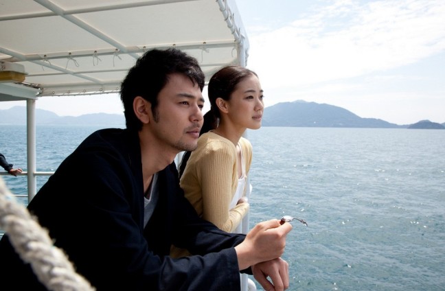 妻夫木聰與蒼井優在「東京家族」中演繹出都市與家鄉生活的差距與親情的動人。（圖片提供／ifilm 傳影互動）