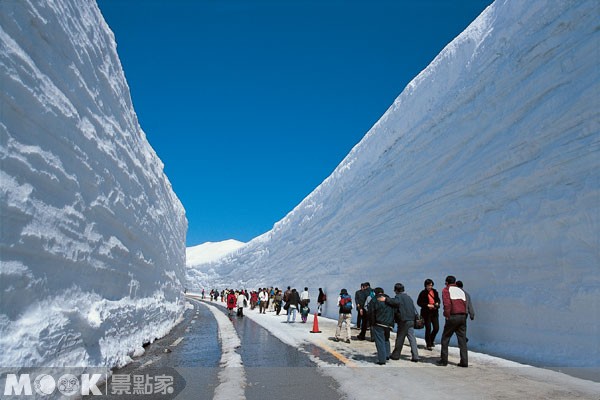每年立山黑部開山，高聳的雪壁讓遊客驚呼連連（圖片來源／墨刻編輯部）
