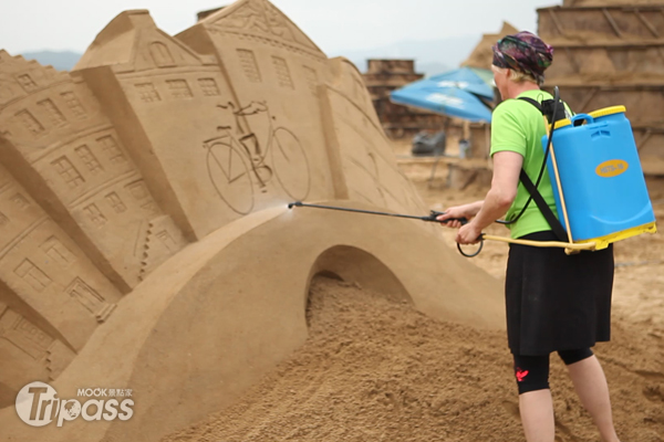 來自荷蘭的沙雕師Marjon Katerberg所創作「單車成長日記」。（圖片提供／東北角暨宜蘭海岸國家風景區管理處）