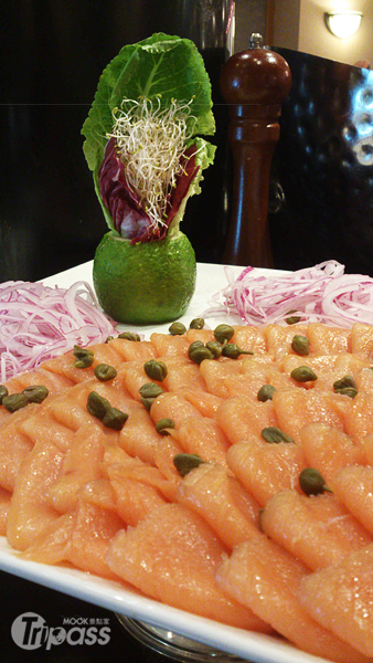 台北凱撒大飯店咖啡園自助餐煙醺鮭魚。（圖片提供／台北凱撒大飯店）
