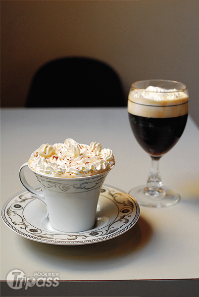 手工愛爾蘭咖啡增添些許威士忌與糖一起煮，最後再結合一些鮮奶油，能喝得到酒香。（圖片提供／墨刻編輯部）