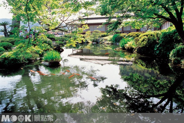 仙巖園借景於櫻島與錦江灣的庭園造景，是吸引各地旅人前來的指標性特色。（圖片提供／墨刻編輯部）