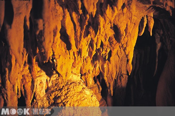 來到石垣島鐘乳洞，遊客可觀賞鐘乳石景的千姿萬態。（圖片提供／墨刻編輯部）