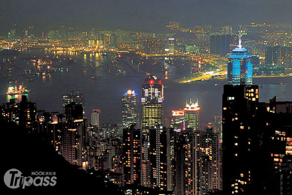 世界級的山頂瑰麗夜色，是來到香港的夜間必遊景點。（圖片提供／墨刻編輯部）