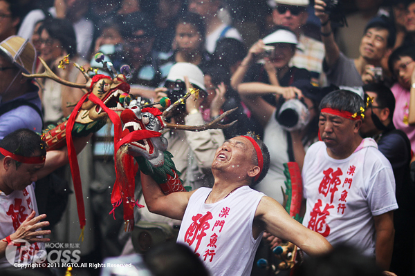 在中國各地區中已屬罕見的傳統慶典「澳門魚行醉龍節」，將在5月17日登場，屆時前往澳門的遊客將可一睹只有頭尾、沒有身體的「舞醉龍」，精彩可期。（圖片提供／澳門旅遊局）