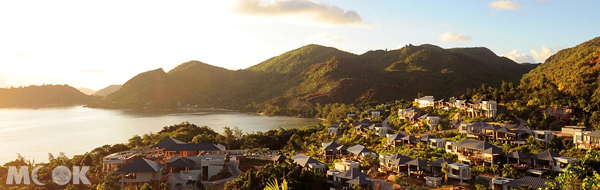 暖陽照耀下，塞席爾群島遺世獨立的山光水色更顯動人。（圖片提供／Raffles Praslin Seychelles）