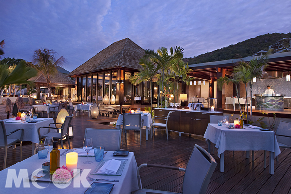 夜幕低垂，在南洋風情濃厚的餐廳品嚐佳餚，享受難得的悠閒時光。（圖片提供／Raffles Praslin Seychelles）