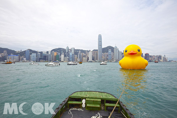 想要前往香港欣賞超萌黃色橡皮鴨，不妨先瞭解有哪些無敵「鴨」景飯店可供選擇。（圖片提供／海港城）